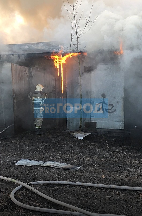 Под Сыктывкаром полыхает гараж (видео)