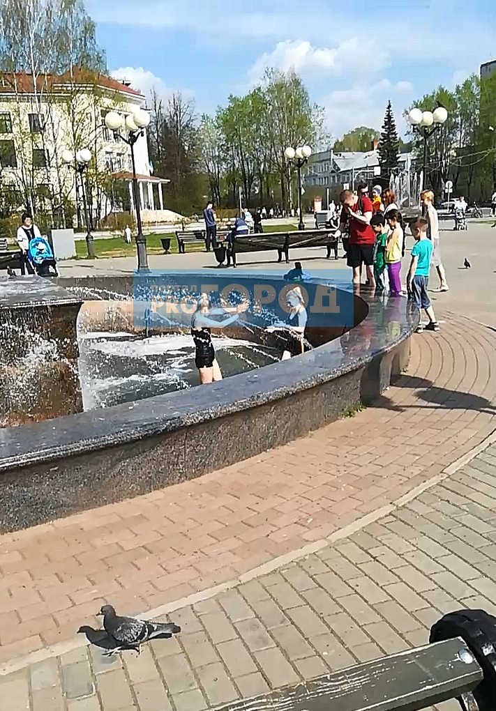 В центре Сыктывкара девушки в купальниках резвились в городском фонтане (видео)