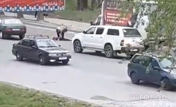 Сыктывкарец без сознания упал на проезжую часть после мощного удара в челюсть (видео)