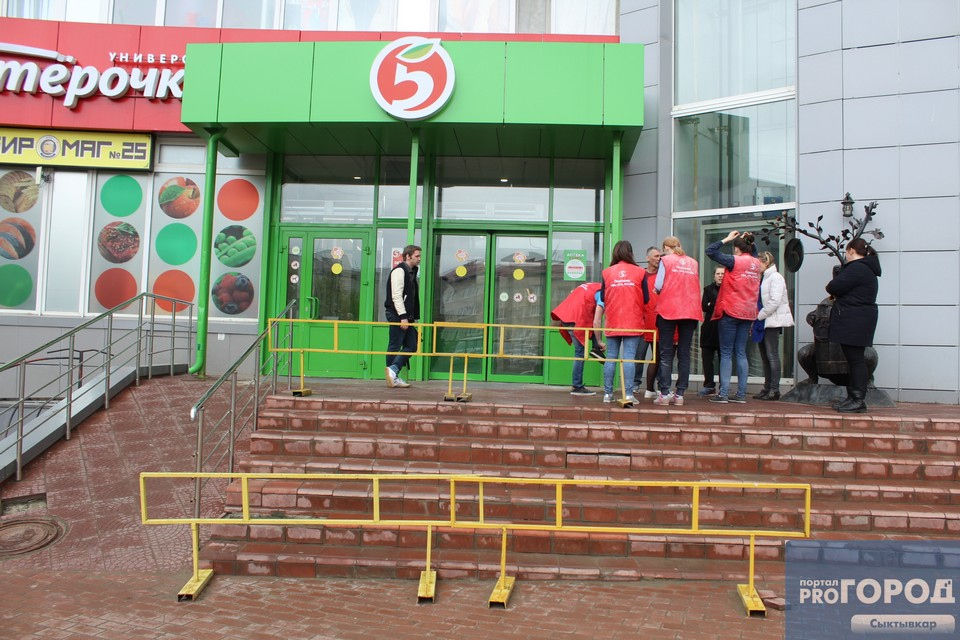 В Сыктывкаре закрывается популярный магазин в центре города, продукты распродают со скидками