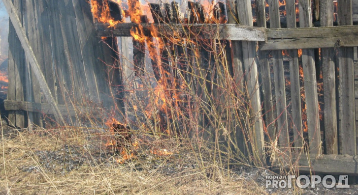 В Сыктывкаре дотла сгорел дачный домик в Эжве