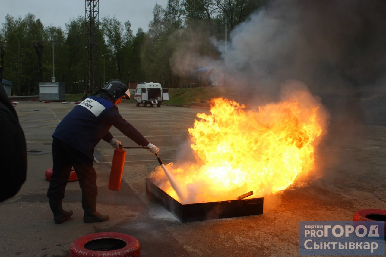 Фоторепортаж: в Сыктывкаре спасатели тушили пламя и вытаскивали людей из машин на скорость