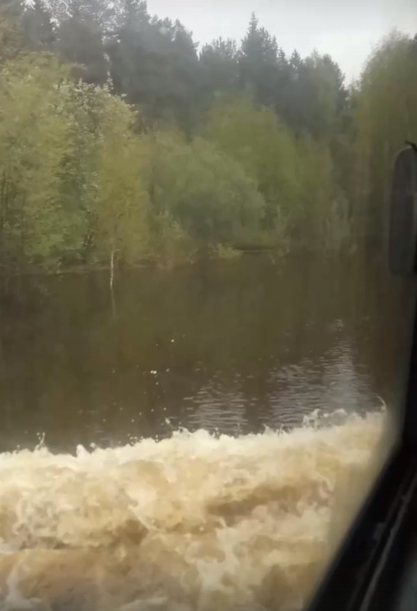 В Сыктывкаре автобус «плыл по реке» под песню из «Титаника» (видео)
