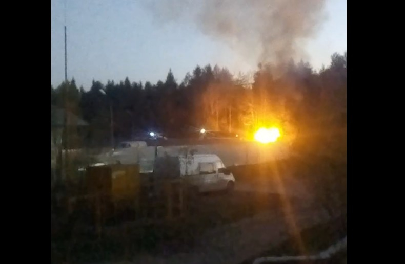 В Коми произошел мощный пожар около автостоянки (видео)