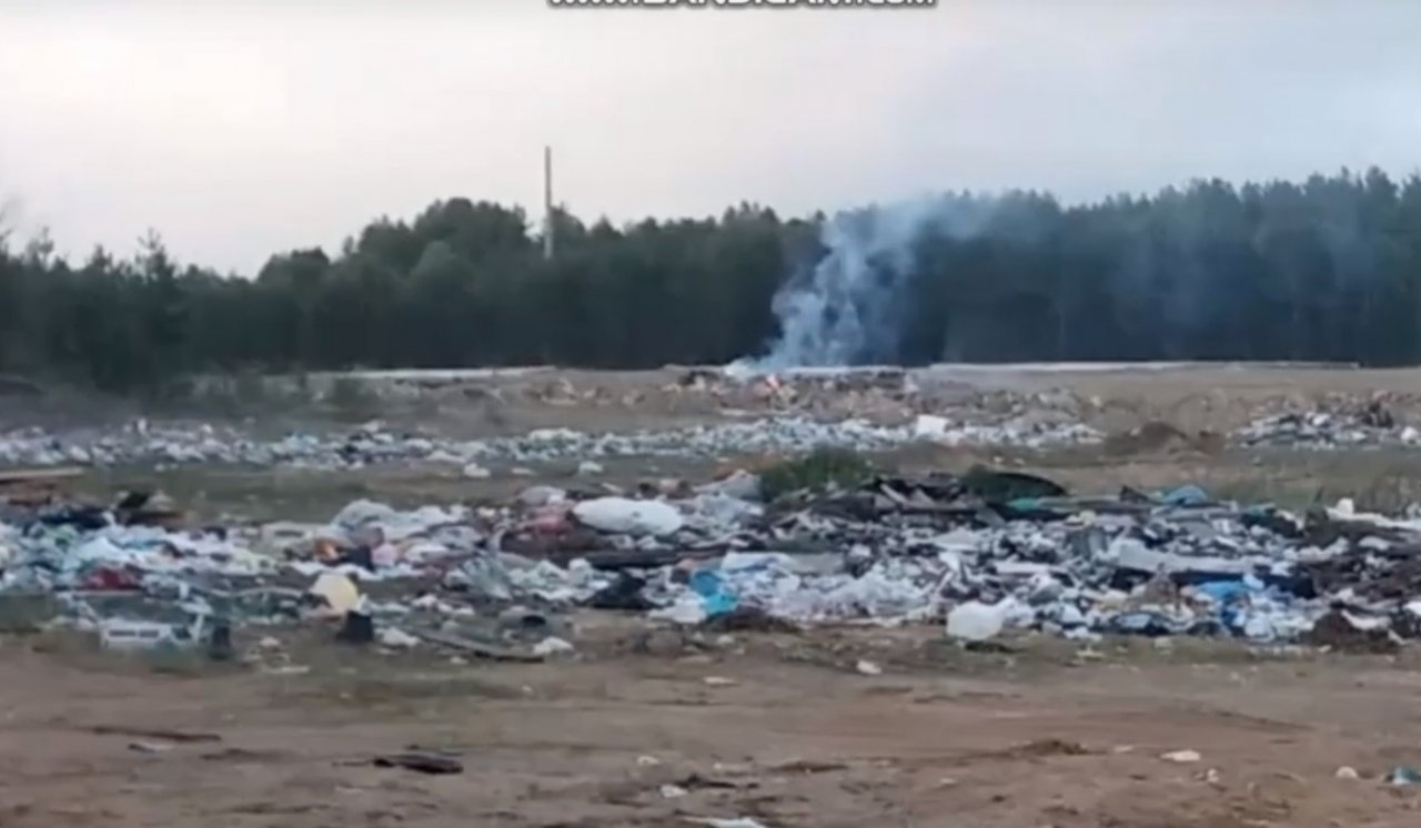 В Коми загорелся мусор на поле, которое превратили в гигантскую свалку (видео)