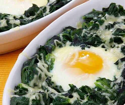 Рецепт завтрака от сыктывкарского повара: яйцо со шпинатом