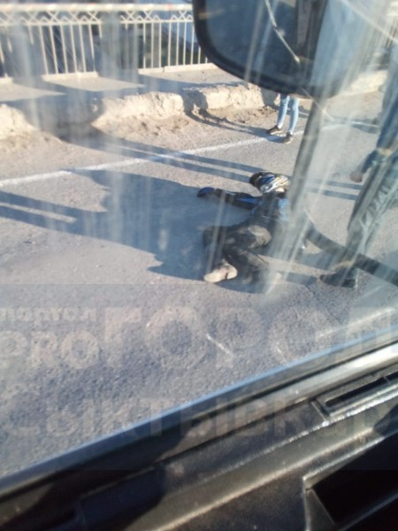 В Сыктывкаре мотоциклист без документов врезался в бордюр, перевернулся и вылетел на дорогу (фото, видео)
