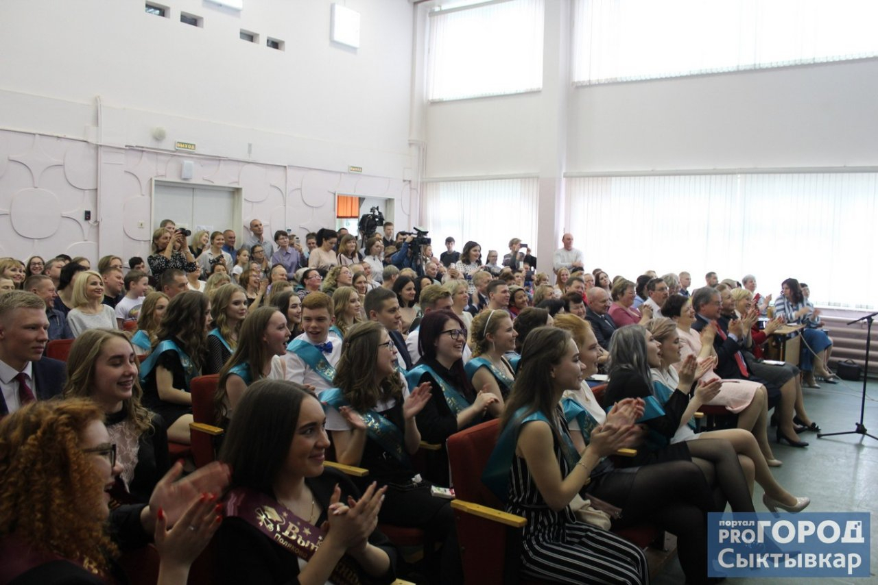 Слезы, песни и напутствие мэра: в сыктывкарских школах прошли последние звонки (фото)