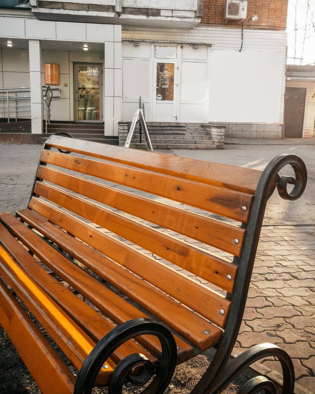 Фото дня в Сыктывкаре: скамейка со скрытой надписью
