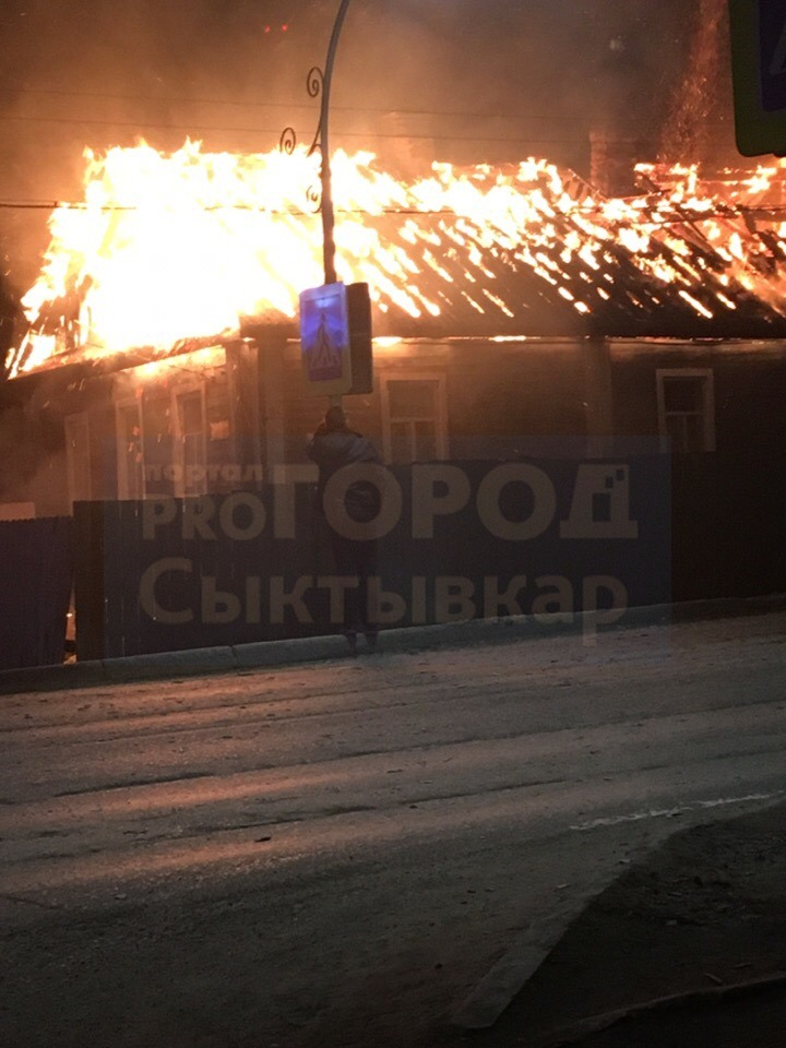В Сыктывкаре полыхал жилой дом, пламя охватило все здание (фото, видео)