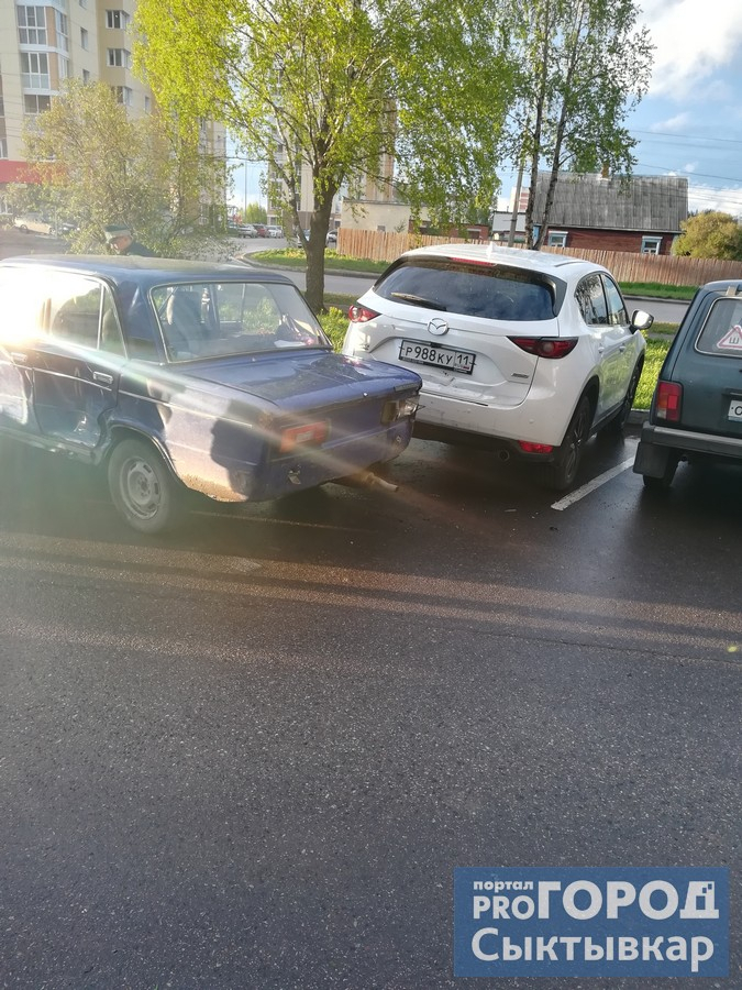 В Сыктывкаре неизвестный протаранил две машины и скрылся с места ДТП (фото)