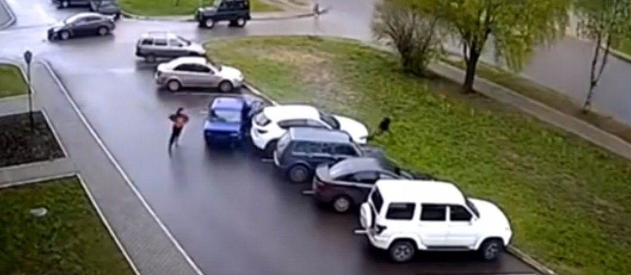 Появилось видео, как подростки на «шестерке» протаранили две иномарки в Сыктывкаре