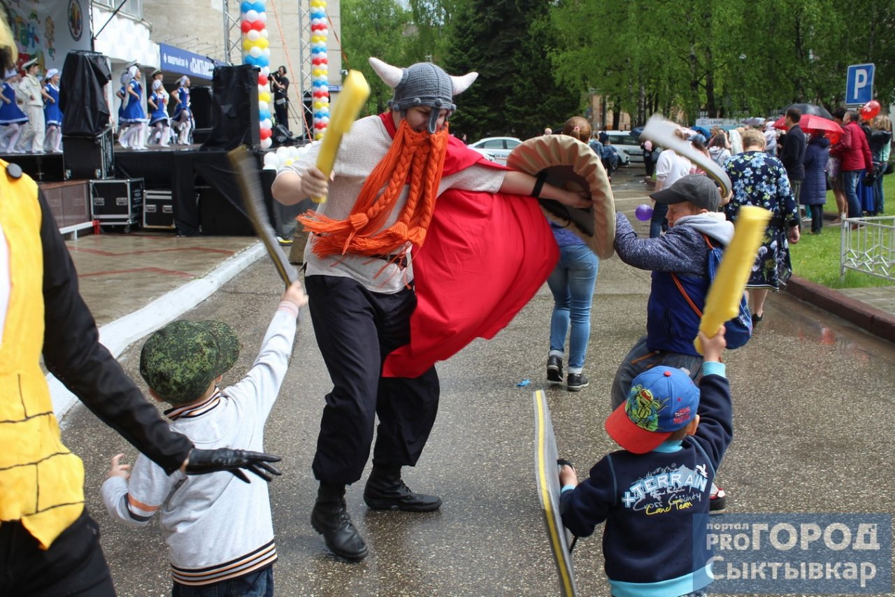 В День защиты детей в Сыктывкаре викинг бился с ребятами на топорах, а Человек-паук крутил сальто (фото)