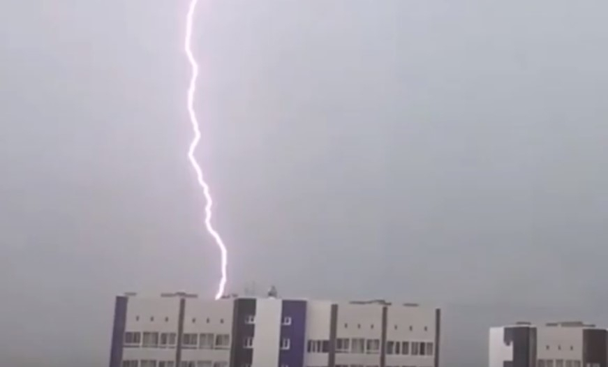 В Сыктывкаре молния за секунду ударила в крышу дома и кусты, пошел дым (видео)