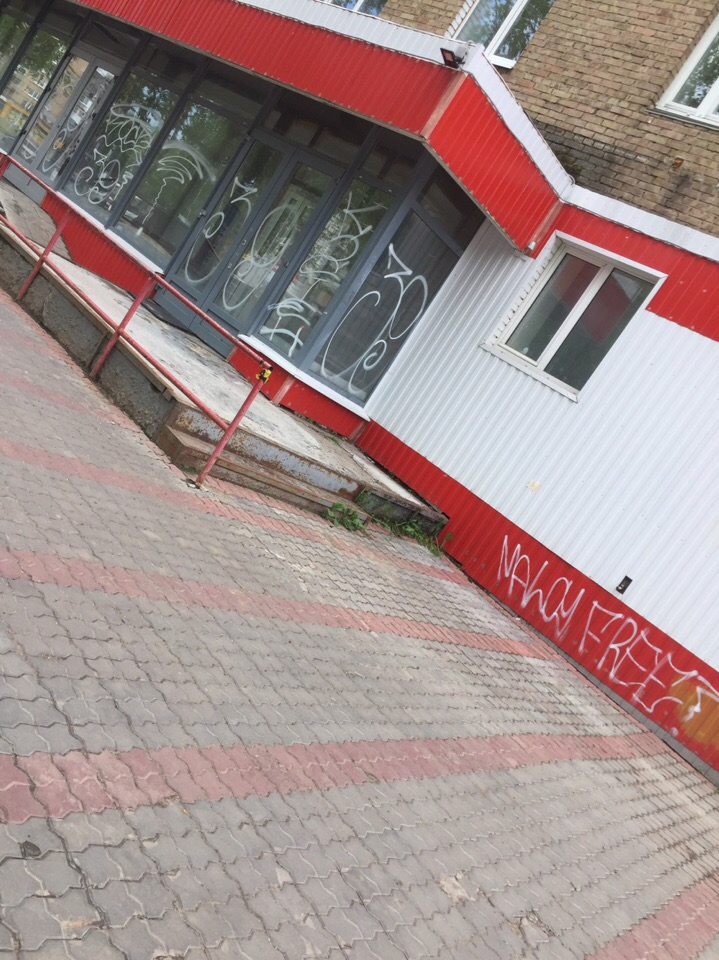 Вандалы краской исписали все витрины на главной улице Сыктывкара (фото, видео)