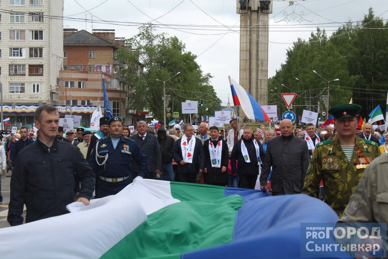 Как начался День города: мэр Сыктывкара и глава Коми прошагали вместе с тысячами городских работников (фото)