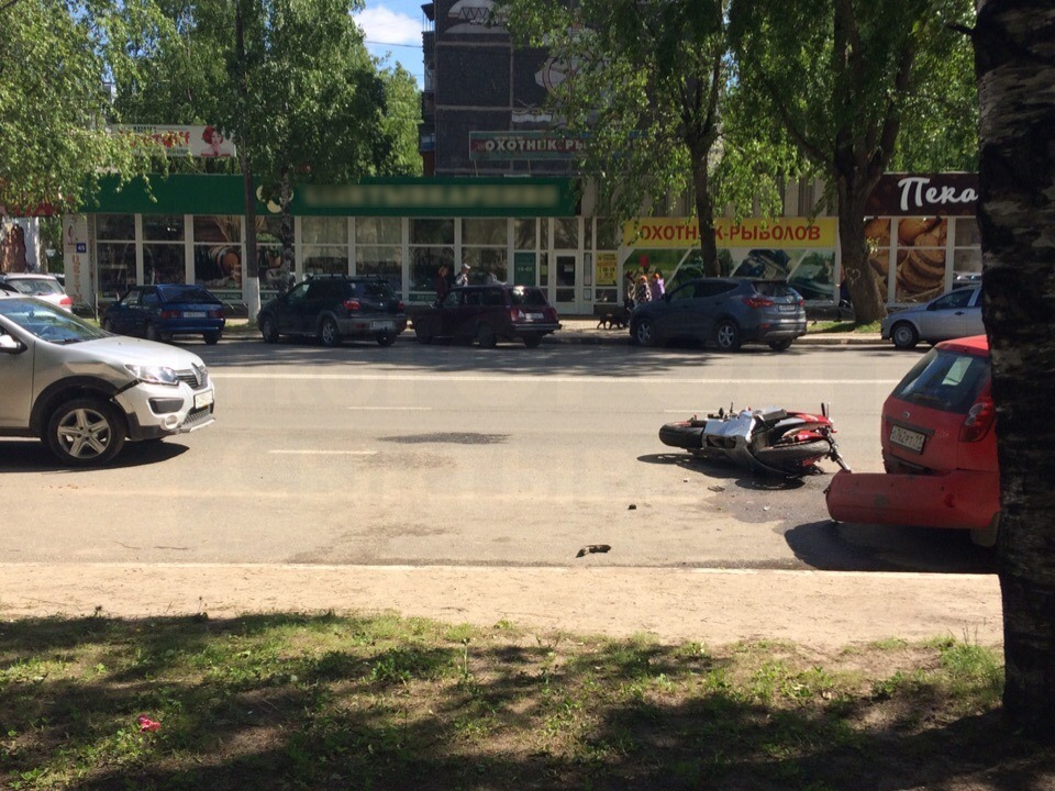В Сыктывкаре женщина на «Рено» сбила молодого мотоциклиста (фото)