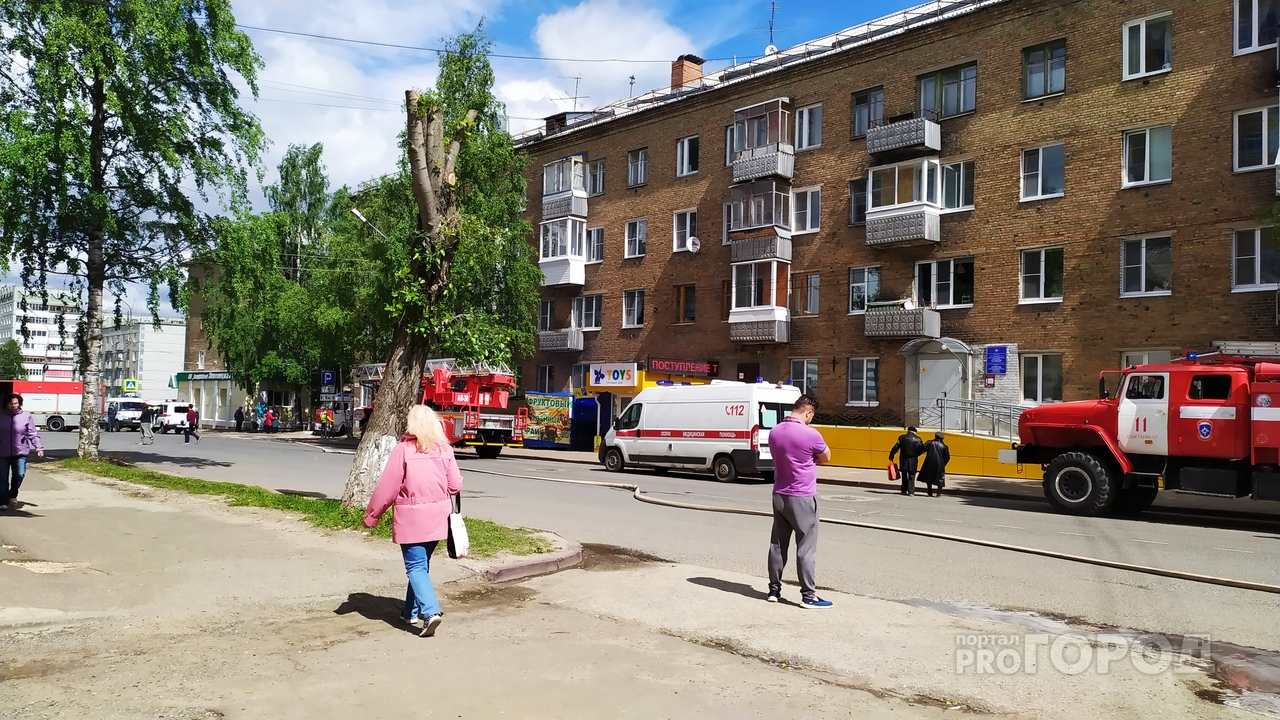 Появились фото с места пожара в центре Сыктывкара, из-за которого перекрыли улицу