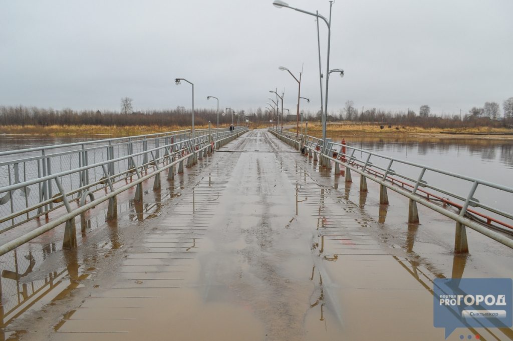 В Сыктывкаре снова открыли понтонный мост на Заречье