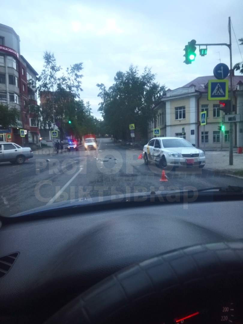 На перекрестке в Сыктывкаре водитель «Шкоды» врезался в «десятку» (фото)