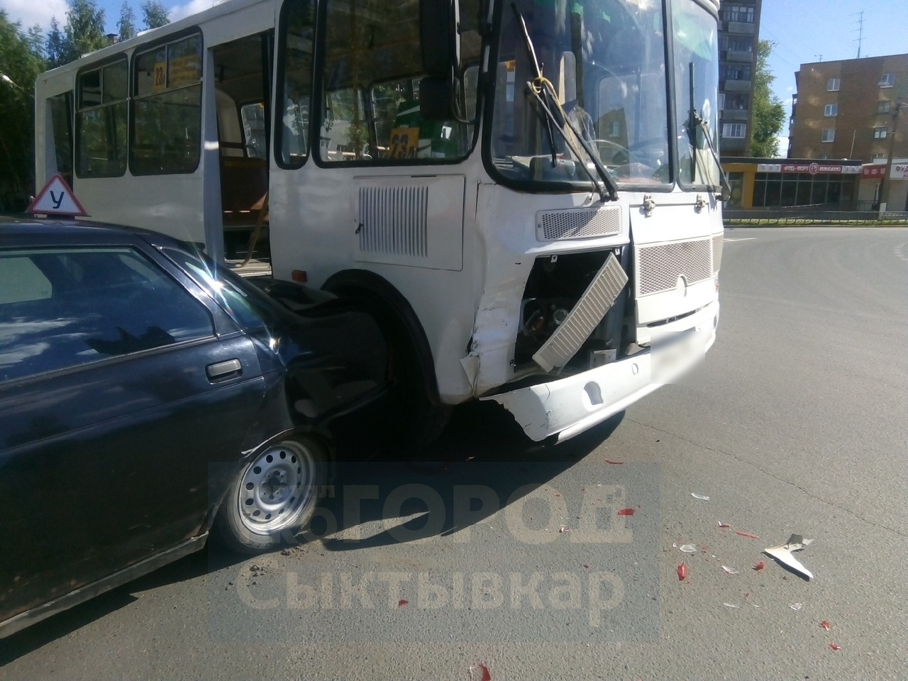 В Сыктывкаре на «кольце» столкнулись пассажирский автобус и «учебка»