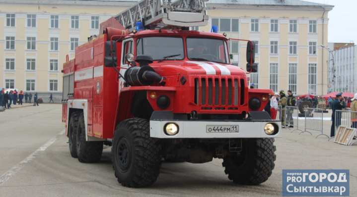 В Сыктывкаре из-за пожара в жилом доме эвакуировали 20 человек