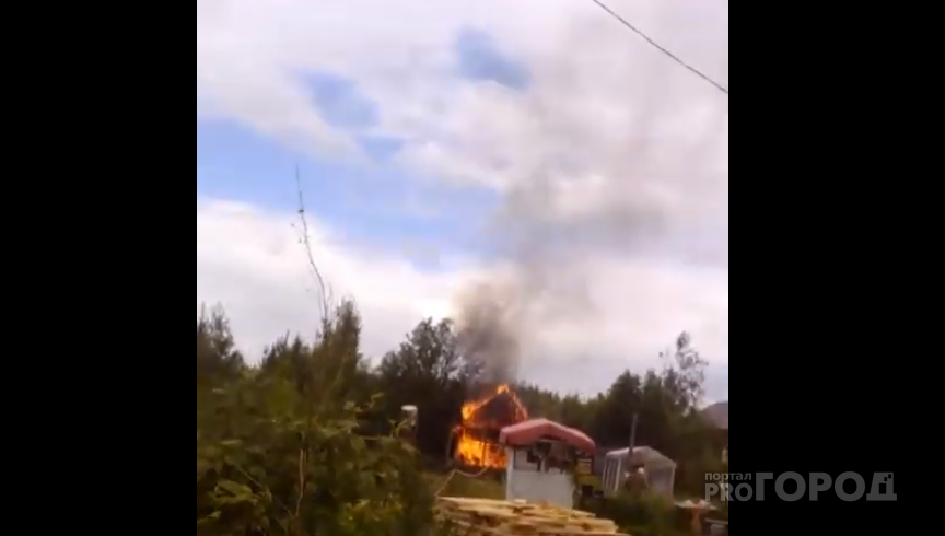 Жители Коми сняли на видео мощный пожар в дачной бане