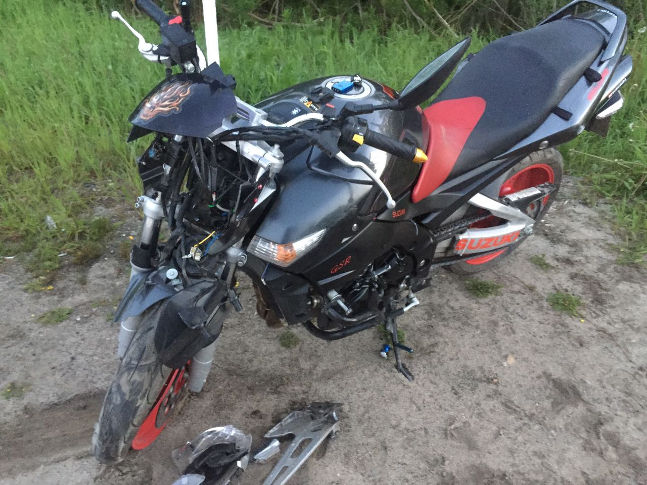 Житель Коми катал девушку на мотоцикле и въехал в «Ладу»