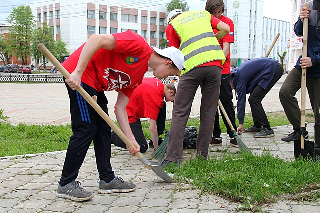 Сыктывкарские школьники вышли на каникулы с лопатами и граблями (фото)