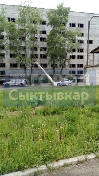 Сыктывкарцы в панике: тяжелый бетонный столб повис на проводах над проезжей частью (фото)
