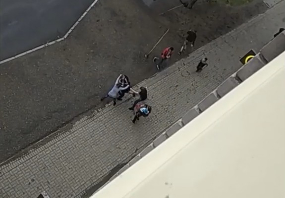 Сыктывкарка всучила ребенка прохожему и кинулась в массовую драку на улице (видео)