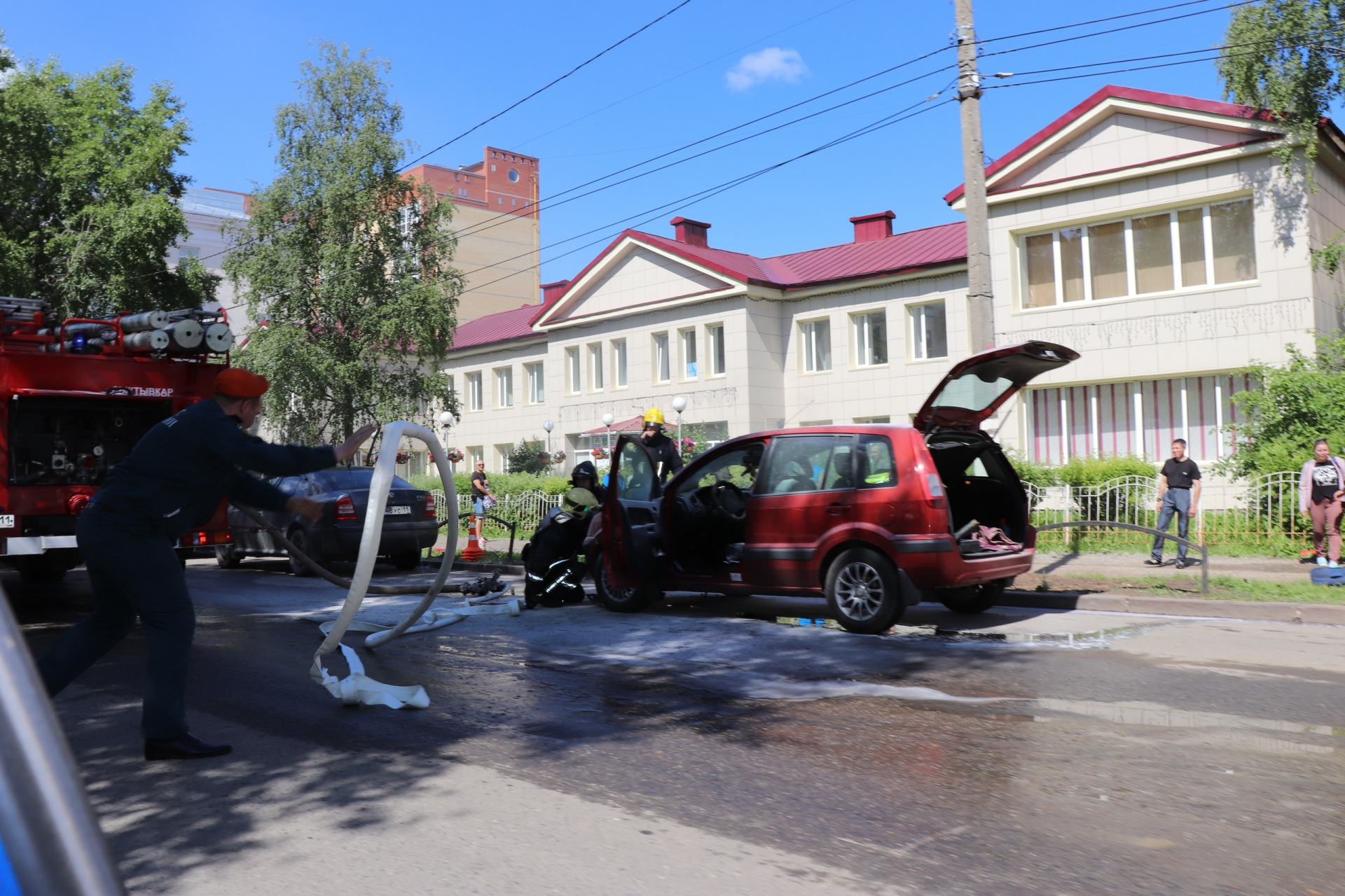 В Сыктывкаре посреди оживленной улицы загорелся автомобиль