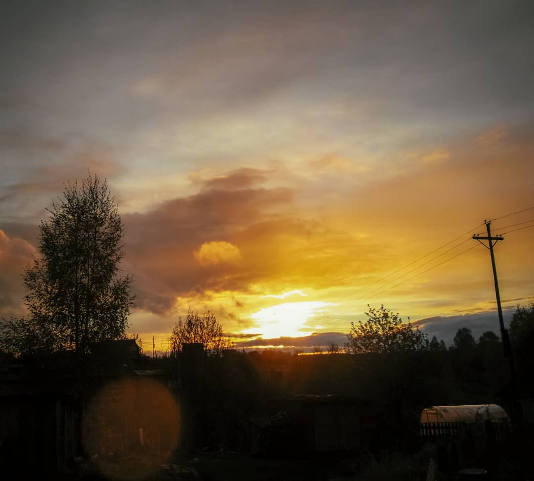 Фото дня в Сыктывкаре: солнце заходит за горизонт, преображая все вокруг