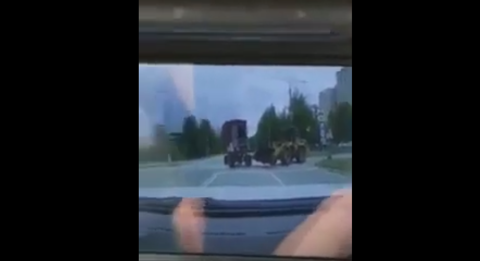 В Коми трактор преследовал прицеп, который мчался на встречную полосу (видео)
