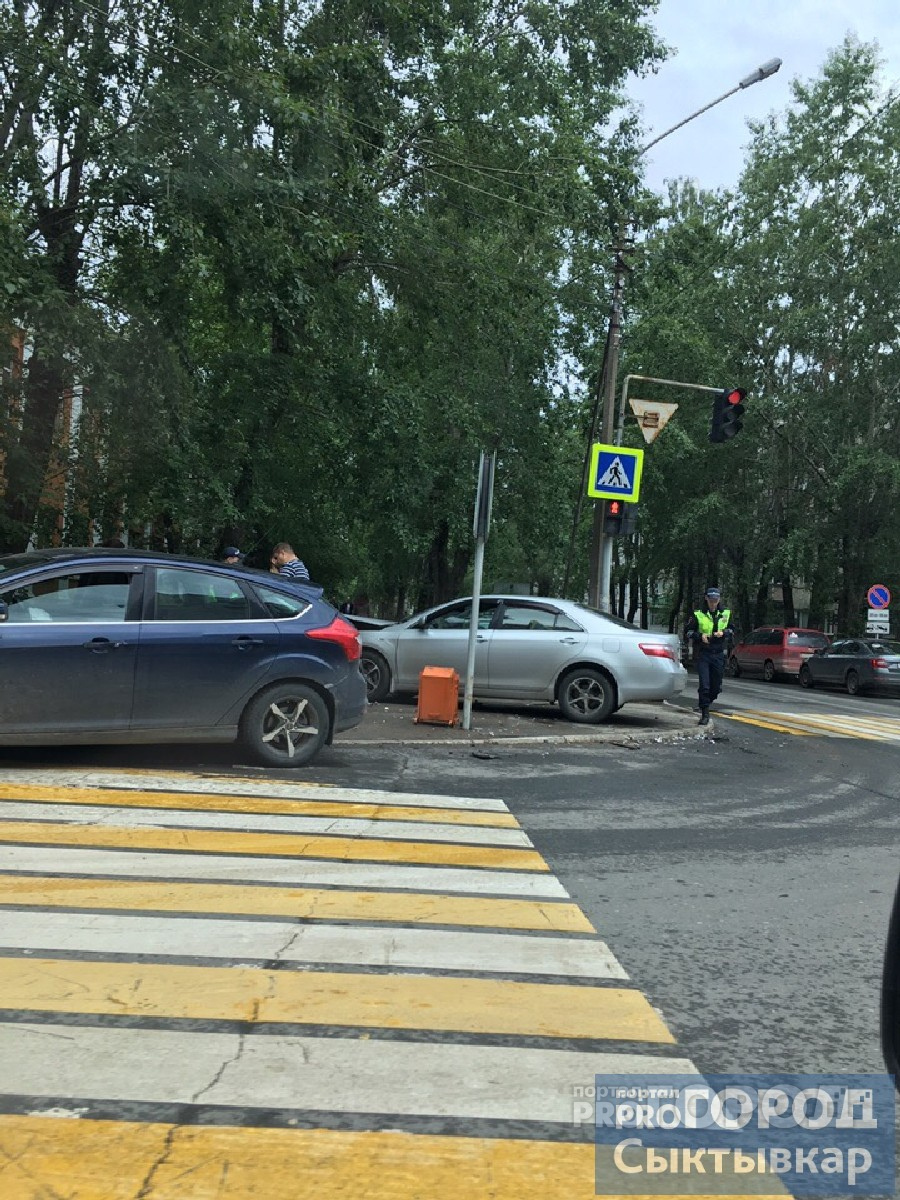 В Сыктывкаре «Тойота» влетела в «Форд»: иномарки выбросило на тротуар (фото)