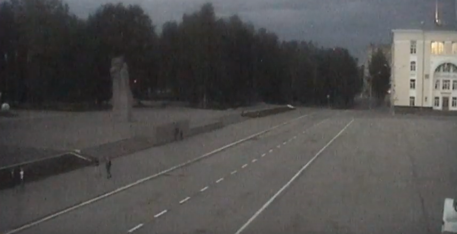 Неизвестные, которые «разукрасили» площадь в Сыктывкаре, попали на камеры (видео)