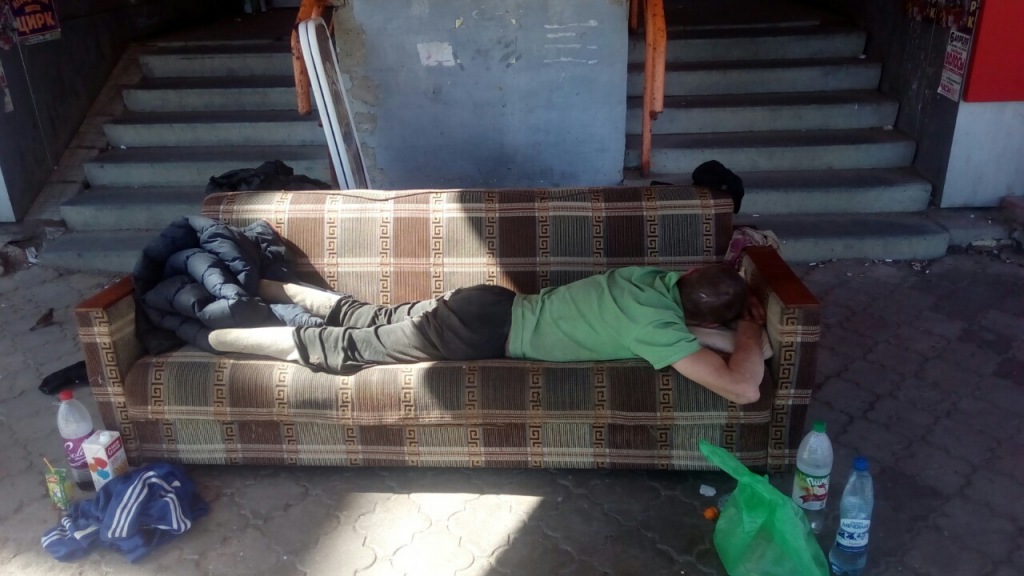 Сыктывкарский бездомный, которому горожане подарили диван, начал новую жизнь