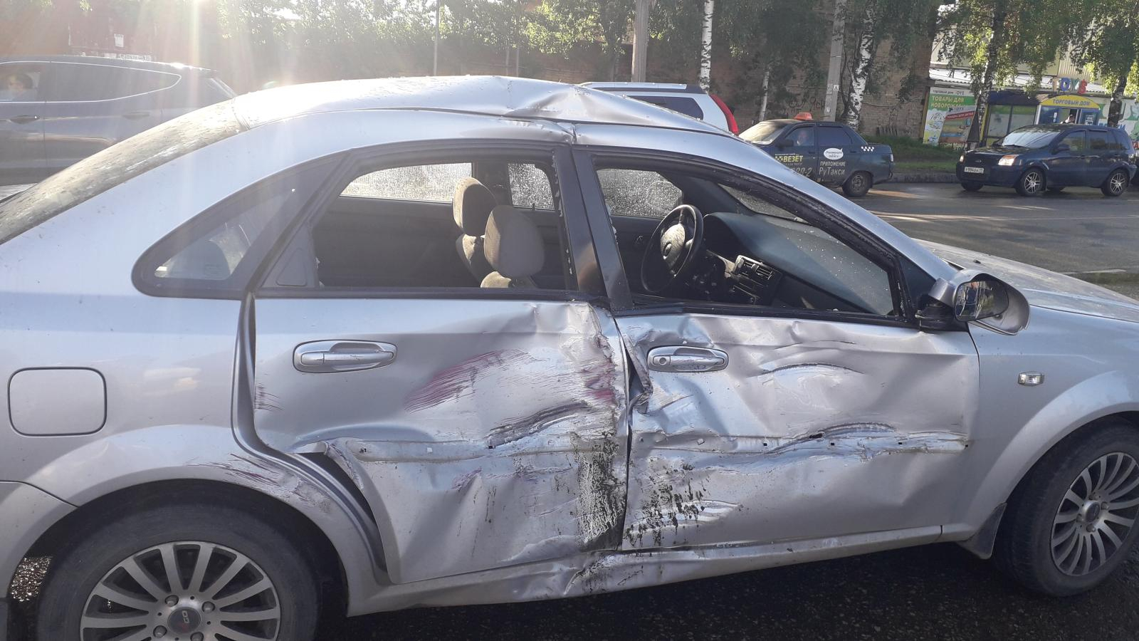 В Сыктывкаре на шоссе столкнулись «Шевроле» и «буханка», пострадали два человека (фото)