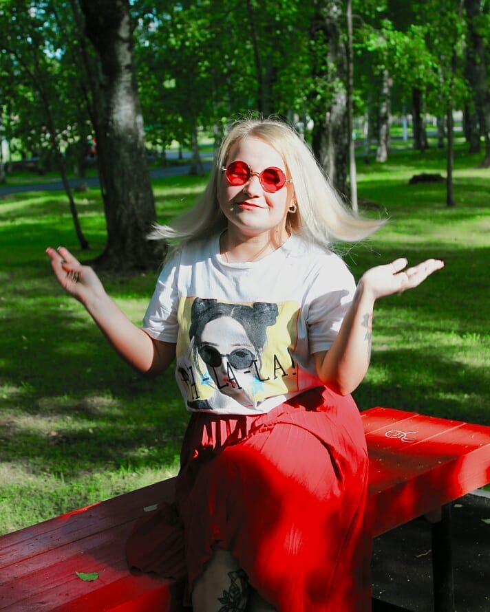 Цвет настроения - красный и фотосессия с сиренью: 7 снимков сыктывкарских красавиц из Instagram