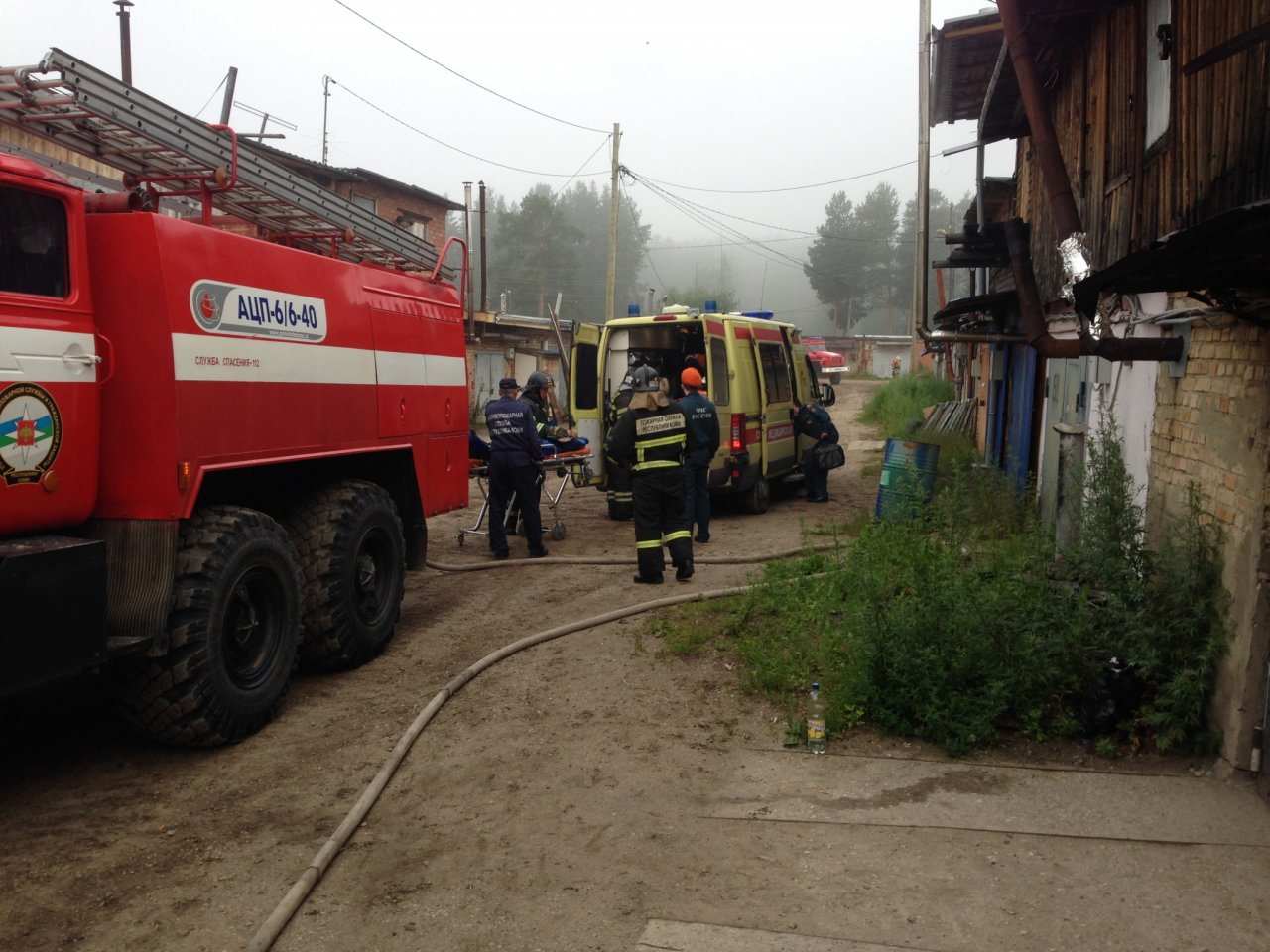 В Коми пожарные спасли из горящего гаража трех подростков