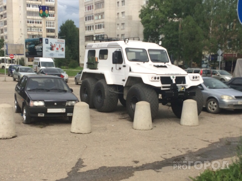На улицах Сыктывкара заметили диковинное шестиколесное авто