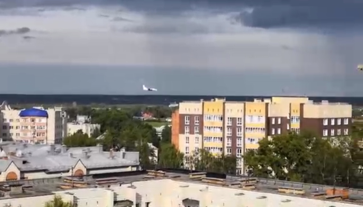 В небе над Сыктывкаром весь день кружил шумный винтовой самолет (видео)