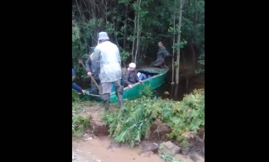 Появилось видео страшного потопа на востоке Коми: из бурлящих потоков воды вытаскивают людей