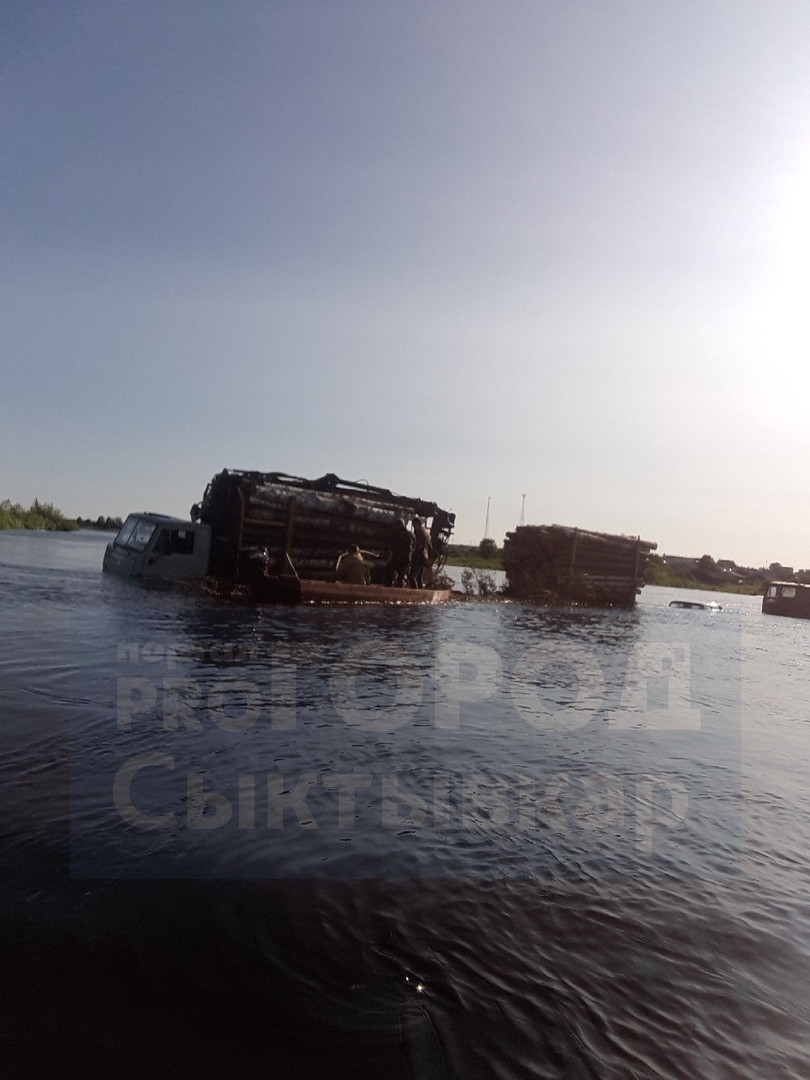 Мост, который придавили техникой в Коми, чтобы его не унесло водой, уплыл вместе с машинами (фото, видео)