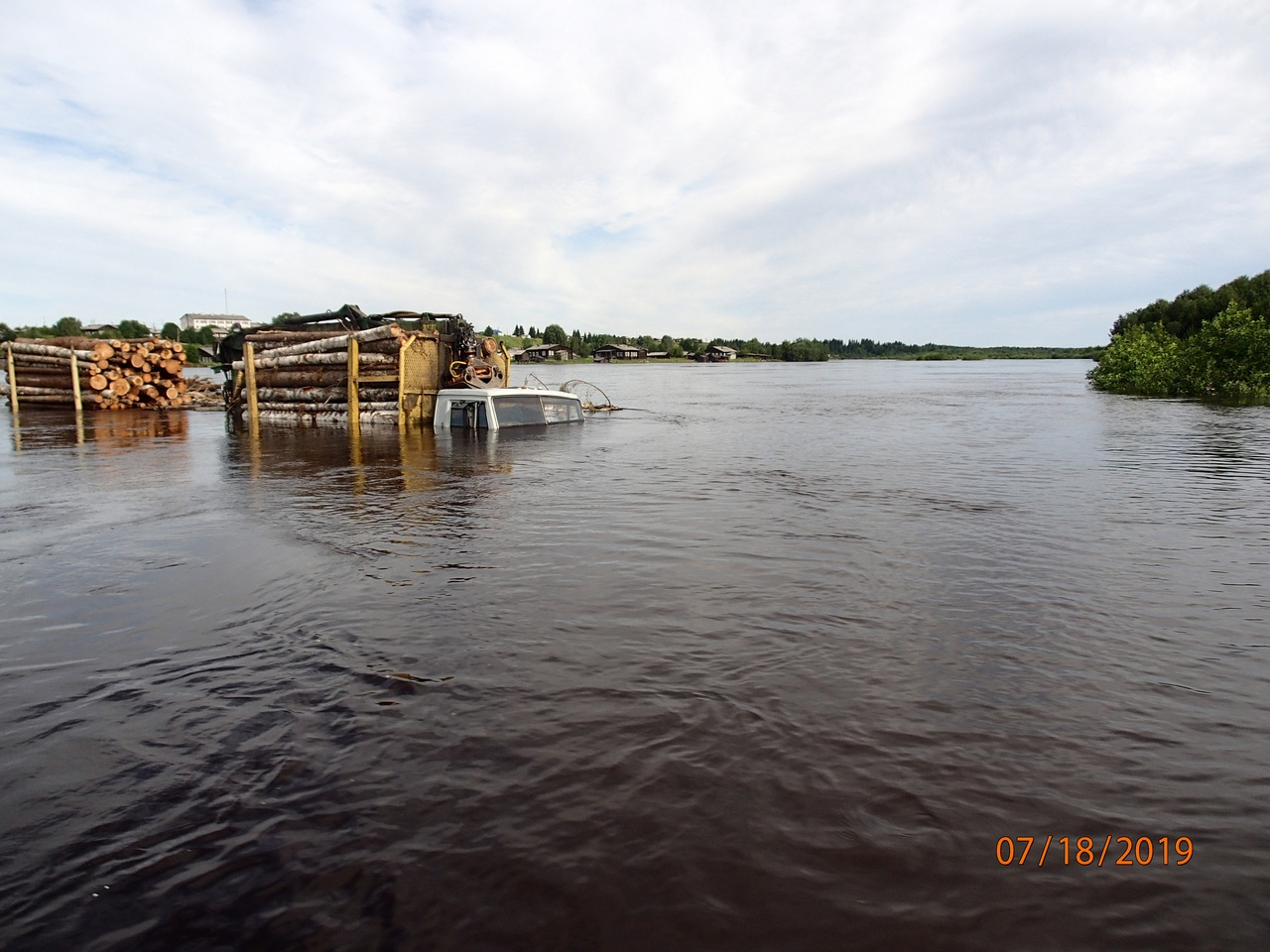 «Вода все прибывает»: глава села в Коми, где мост уплыл вместе с техникой, рассказала о страшном потопе