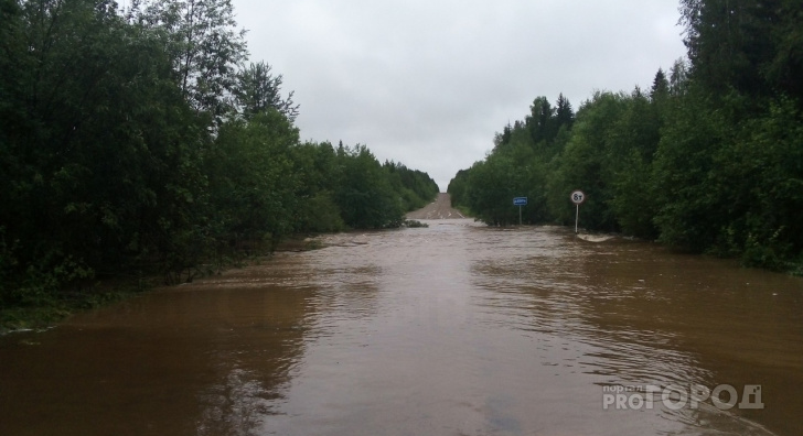 Дорогу, которую смыло после жуткого шторма на востоке Коми, восстановят