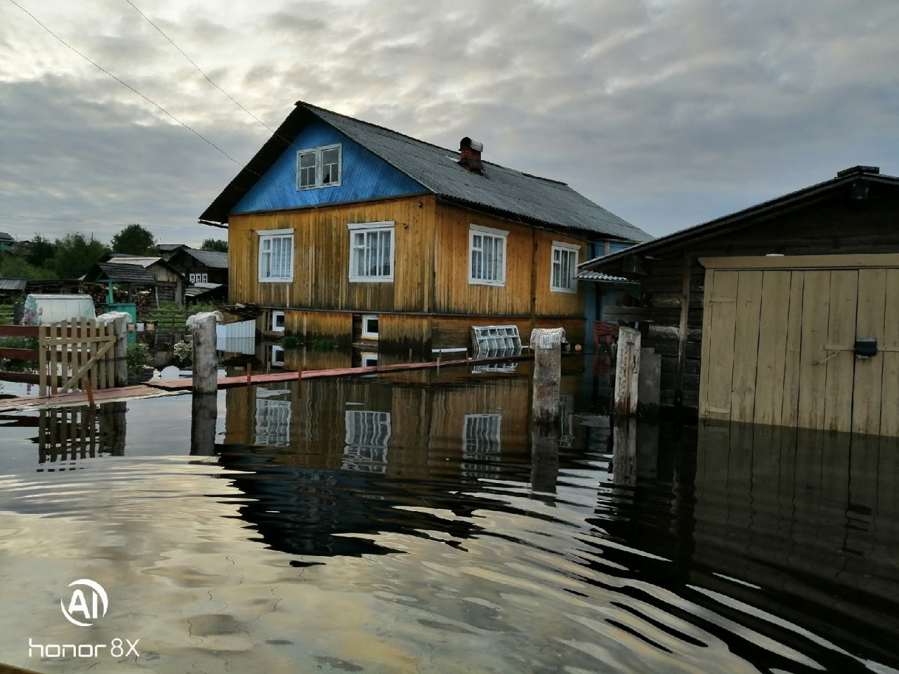 Наводнение в селе Коми: «Вода добралась до домов, но людям говорят, что подтопления нет»