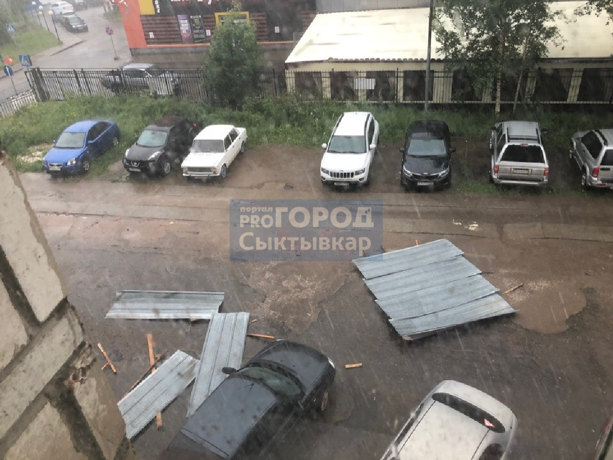 В Сыктывкаре мощный ветер сорвал металлические листы с крыши 9-этажного дома (фото)