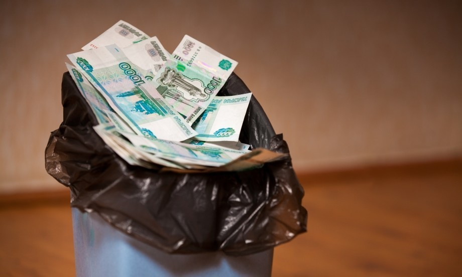 Жители Коми нашли в мусорном ведре знакомой 120 тысяч рублей