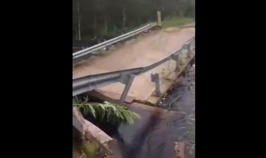 В Коми из-за жутких ливней рухнул бетонный мост: четыре села отрезаны от мира (видео)